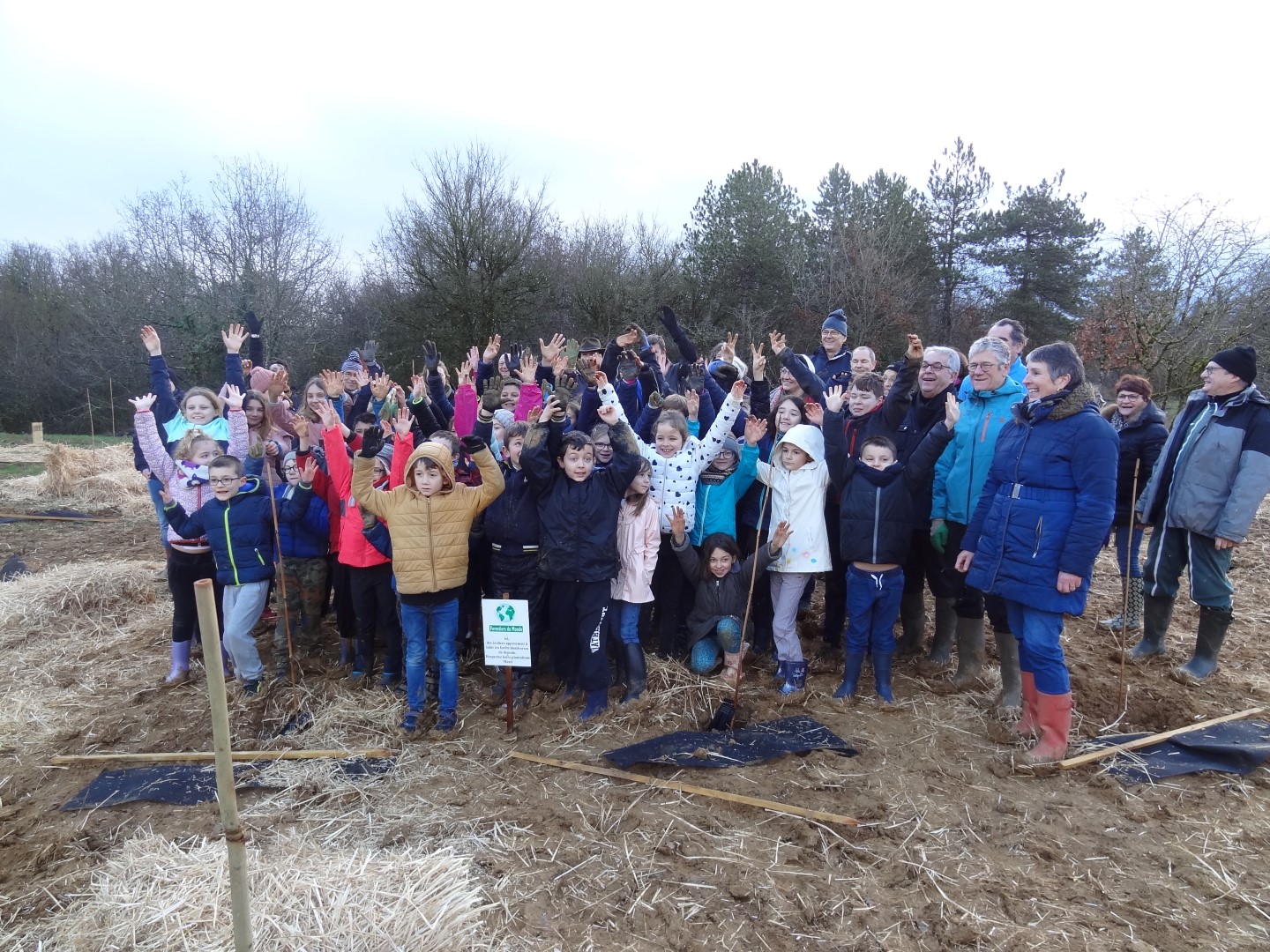 Les écoliers engagés dans l'afforestation pédagogique biodiverse de Chaux. 13 janvier 2023.
