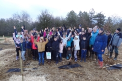 Les écoliers engagés dans l'afforestation pédagogique biodiverse de Chaux. 13 janvier 2023.