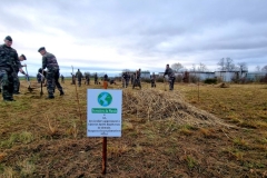 Les écoliers gendarmes creusent les 540 trous pour l'afforestation pédagogique biodiverse de Genlis le 2 décembre 2021.