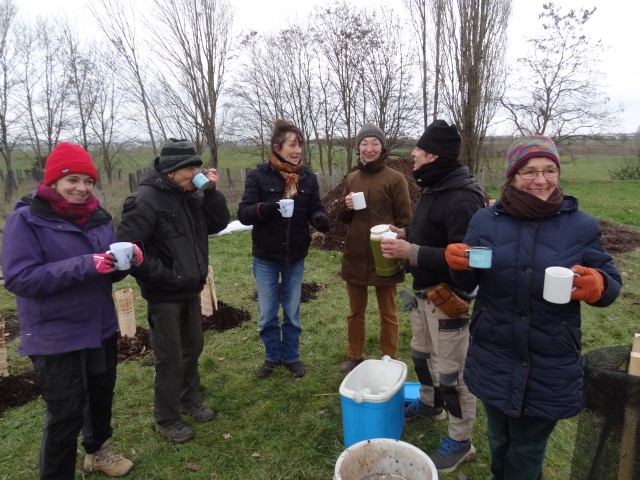 Plantation de Quétigny vendredi 27 janvier 2023. quelques bénévoles de Forestiers du Monde le temps d'une pause juste avant l'arrivée des premiers écoliers !