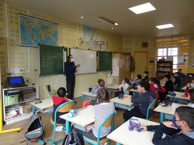 Edouard CLAIR devant les écoliers de la classe de Madame DELORME. 4 mars 2021.