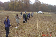 Pose des jalons par les écoliers de la classe de Magali GUILLOT. Création forestière pédagogique biodiverse de Saint Julien.
