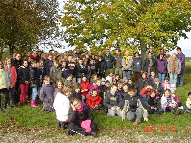 Les écoliers et collégiens présents le 12 novembre 2013 en matinée pour bâtir la nouvelle forêt pédagogique biodiverse de Saint Germain le Rocheux.