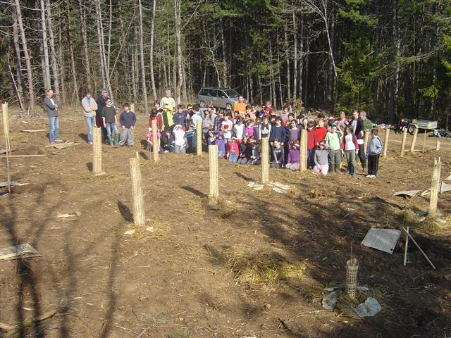 Les écoliers posent une fois leur mission accomplie. Savigny-les-beaune. jeudi 24 mars 2011.