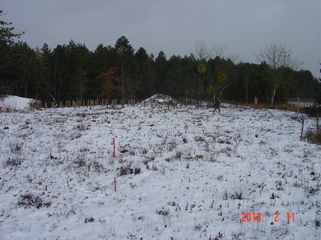 Implantation des jalons sur le terrain enneigé le 11 février 2013. Savigny-les-Beaune. 