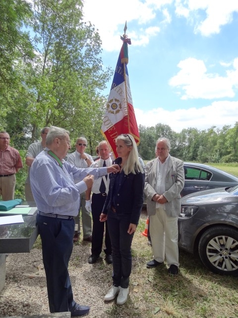 Robert VANDROUX Président honoraire de l'AMOMA 21 remet la croix de Chevalier de l'ordre du Mérite Agricole à Mme Sylvie JOUVENCEAU. Vendredi 29 juin 2018.