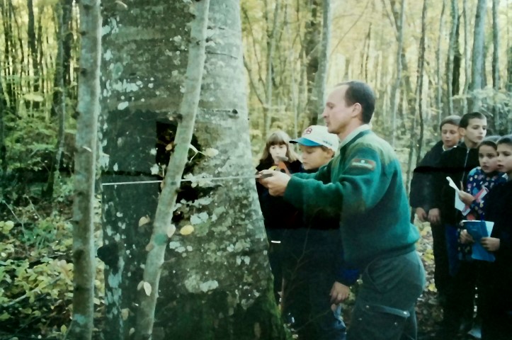 Le garde forestier Pascal CHARGERE en misison d'éducation à l'environnement naturel auprès des jeunes publics scolaires.