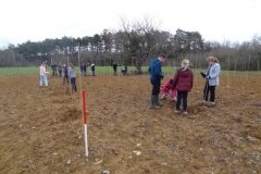 Pose des jalons. Afforestation pédagogique biodiverse de Chaux. 6 janvier 2023