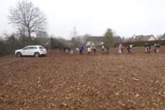 Pose des jalons. Afforestation pédagogique biodiverse de Darois.