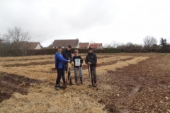 Pose des jalons. Afforestation pédagogique biodiverse de Darois.