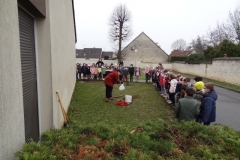 Plantation de trois arbres et arbustes dans l'enceinte de l'école de Courtenon