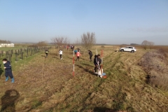 Implantation des jalons sur le site de l'afforestation pédagogique biodiverse de Varois et Chaignot. Année scolaire 2020-2021