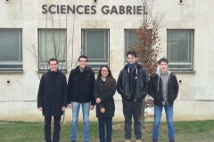 Les 5 étudiants promotion 2017 des Ambassadeurs et Ambassadrice de l'ONGE Forestiers du Monde®. De gauche à droite, Alexis VELDEMAN, Matthieu ROBERT, Laura TARRAF, Xavier LAVIRON et Lucas RECEVEUR à la sortie de la soutenance de leur projet d'étude relatif au plan de lutte contre la Renouée du Japon, devant l'Université des sciences de Bourgogne à Dijon