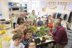 Michel BELIN explique la technique de greffe. vendredi 21 septembre 2018. Ecole de Morey Saint Denis. 