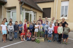 La classe des écoliers de CE2 - CM1 - CM2 de Madame Carole CLEMENT. Vendredi 21 septembre 2018. Greffage de l'abricotier de Morey Saint Denis. Photo François BAILLY.