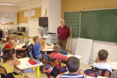 Michel BELIN explique l'intérêt de la greffe aux écoliers de Morey Saint Denis. Vendredi 21 septembre 2018.