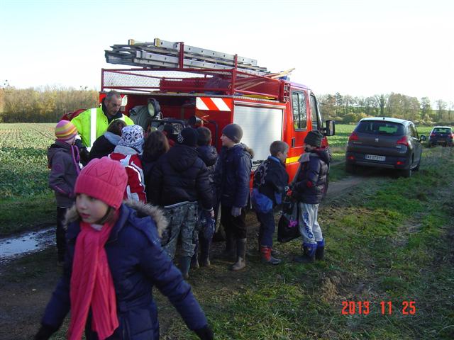 Plantation du quatrième bosquet biodivers. 25 novembre 2013. Création forestière pédagogique biodiverse de Saint Julien; lavement des mains.