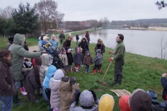 Démonstration de plantation d\'un plant en godet par Jean-Noël CABASSY de l\'ONGE Forestiers du Monde®. jeudi 25 novembre 2010. Création forestière pédagogique biodiverse d\'Arnay le Duc.