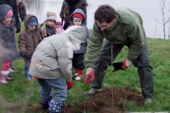 Démonstration de plantation d\'un plant en godet par Jean-Noël CABASSY de l\'ONGE Forestiers du Monde®. jeudi 25 novembre 2010. Création forestière pédagogique biodiverse d\'Arnay le Duc.