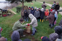 Démonstration de plantation d\'un plant en godet par Jean-Noël CABASSY de l\'ONGE Forestiers du Monde®. jeudi 25 novembre 2010. Création forestière pédagogique biodiverse d\'Arnay le Duc.