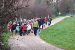 Arrivée des plus petits écoliers pour la plantation du premier bosquet biodivers de la création forestière pédagogique le 25 novembre 2010. Arnay le Duc.