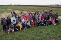 Les plus grands écoliers une fois les plantations achevées. Création forestière pédagogique biodiverse d'Arnay le Duc. 25 novembre 2010.