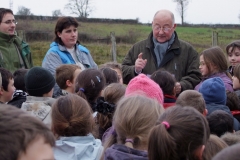 Mr le Maire d\'Arnay le Duc, Claude CHAVE, remercie les écoliers pour leur geste écologique et citoyen. Création forestière pédagogique biodivers d\'Arnay le Duc. 