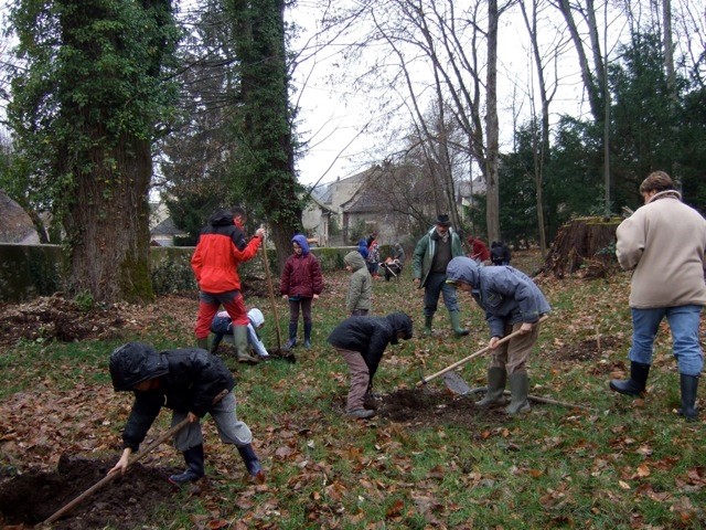 Les écoliers plantent. La création forestière pédagogique biodiverse de Lhuis. Année scolaire 2009 - 2010.