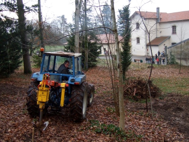 Creusement des trous à la tarière. la création forestière pédagogique biodiverse de Lhuis. Année 2009.