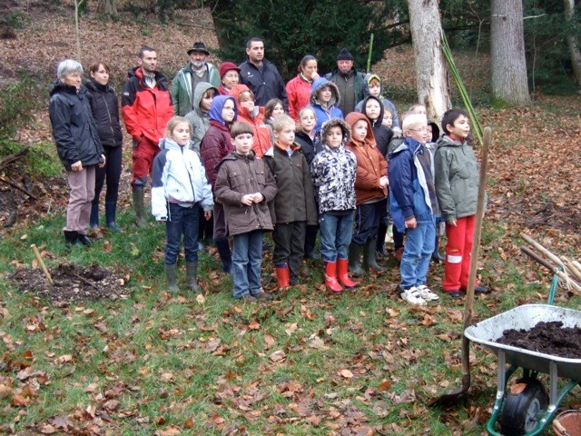 Les écoliers sur le terrain. La création forestière pédagogique biodiverse de Lhuis. Année scolaire 2009 - 2010.