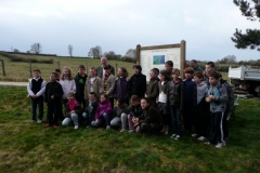 Les écoliers lors de l'inauguration de la signalétique pédagogique. Création forestière pédagogique biodiverse d'Arnay le Duc. Avril 2012.