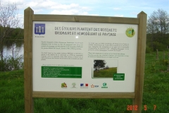 La signalétique pédagogique de la création forestière d'Arnay le duc installée le 3 avril 2012.