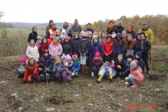 Les écoliers de l'Etang Vergy. Reforestation pédagogique biodiverse de Reulle Vergy. 19 novembre 2018.