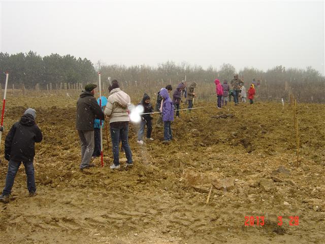 Implantation des jalons. Réhabilitation forestière pédagogique biodiverse de Villers la faye. Année scolaire 2012-2013