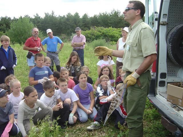 Surprise: le relâché d'escargots. Réhabilitation pédagogique biodiverse de Villers-la-Faye. Année scolaire 2010-2011.