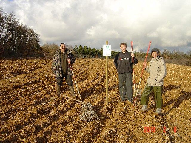 Pose du premier cadre. Réhabilitation forestière pédagogique biodiverse de Villers-la-faye en février 2010.