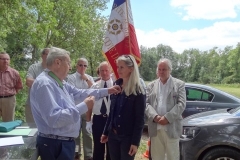 Robert VANDROUX Président honoraire de l'AMOMA 21 remet la croix de Chevalier de l'ordre du Mérite Agricole à Mme Sylvie JOUVENCEAU. Vendredi 29 juin 2018.