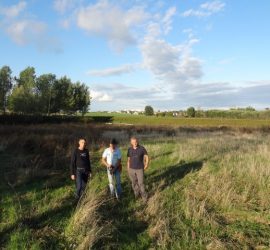 David RICHARD, Christian LAGNEAU et Fabien VAILLANT sur le terrain communal qui sera afforesté sur la commune de Mirebeau sur béze. septembre 2022.